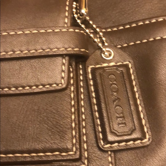 Like new, large leather Coach handbag - Picture 5 of 7